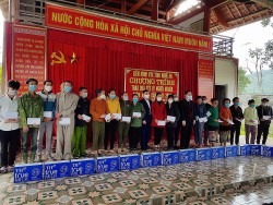 Trao quà Tết cho các hộ nghèo tại xã Chi Khê, huyện Con Cuông