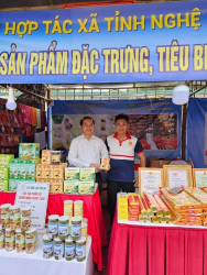 Trưng bày sản phẩm làng nghề truyền thống tại Hội chợ Làng nghề Việt Nam