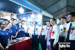 bna cac dai bieu tham quan gian hang 40c7098cd31ddad3c9b5c4f5726b58041