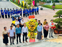 Liên minh HTX tỉnh dâng hương, dâng hoa tại Nghĩa trang Liệt sỹ Thành phố