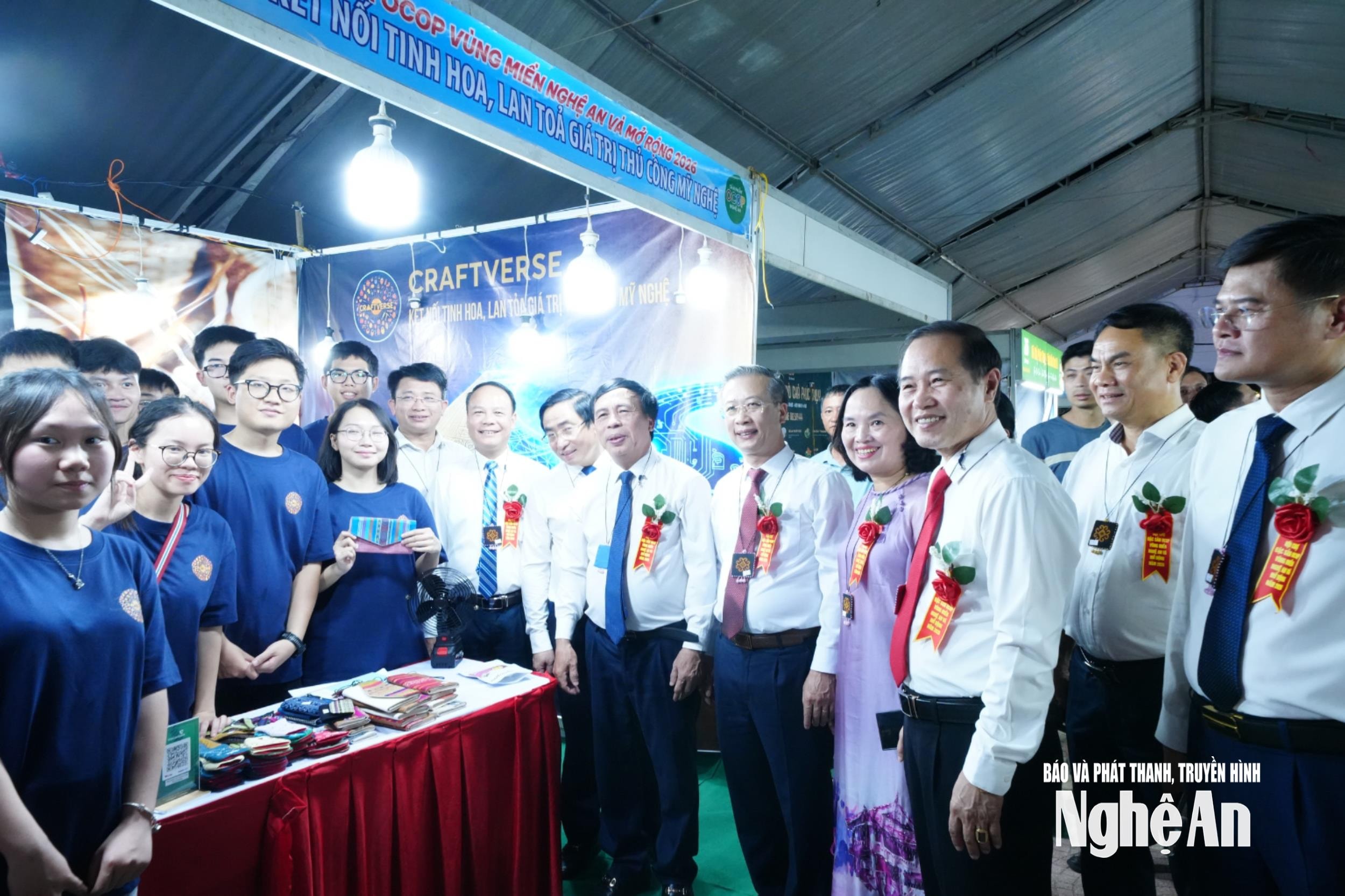 bna cac dai bieu tham quan gian hang 40c7098cd31ddad3c9b5c4f5726b58041