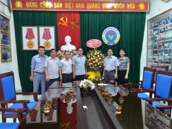 Đoàn công tác huyện Nam Đàn tặng hoa chúc mừng Liên minh HTX Nghệ An nhân ngày 11/4