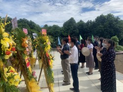 Liên minh HTX Nghệ An dâng hoa, dâng hương tại Nghĩa trang Liệt sĩ thành phố Vinh