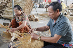 Cựu chiến binh Nghệ An một mình đi khắp nơi học hỏi, đưa hàng mây tre đan ra thế giới