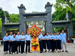 Dâng hương dâng hoa tại Khu di tích Kim Liên