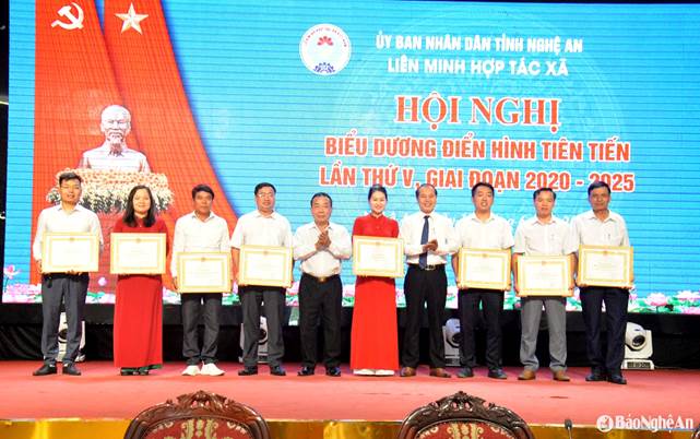 Nhân rộng các gương điển hình tiên tiến, lan tỏa các phong trào thi đua tạo động lực phát triển kinh tế tập thể, hợp tác xã