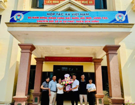 Tặng quà các HTX nhân ngày 11/4