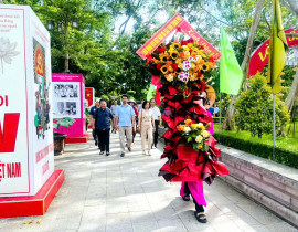 Dâng hoa tại Khu DT Kim Liên